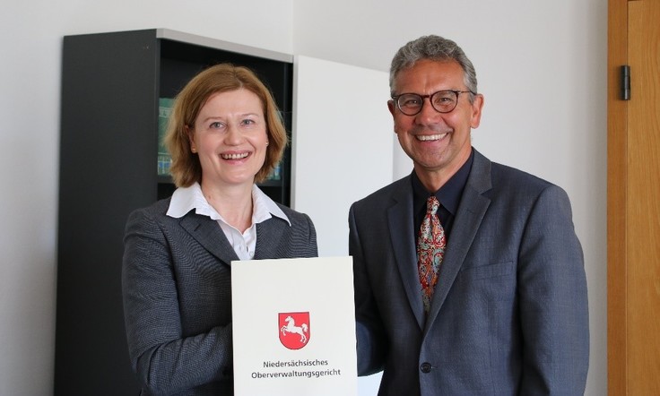 Urkundenübergabe durch Präsident Dr. Thomas Smollich an Anette Ohrmann